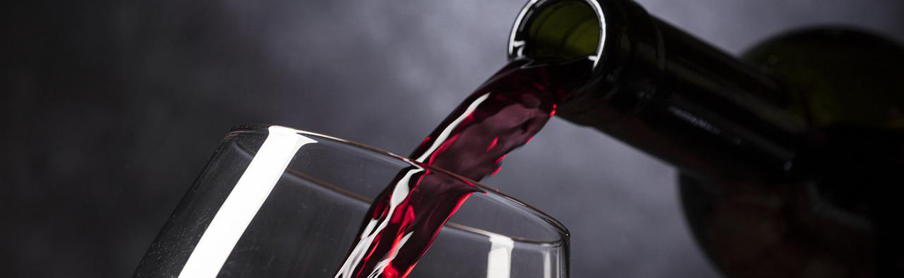 Bouteille de vin rouge service au verre